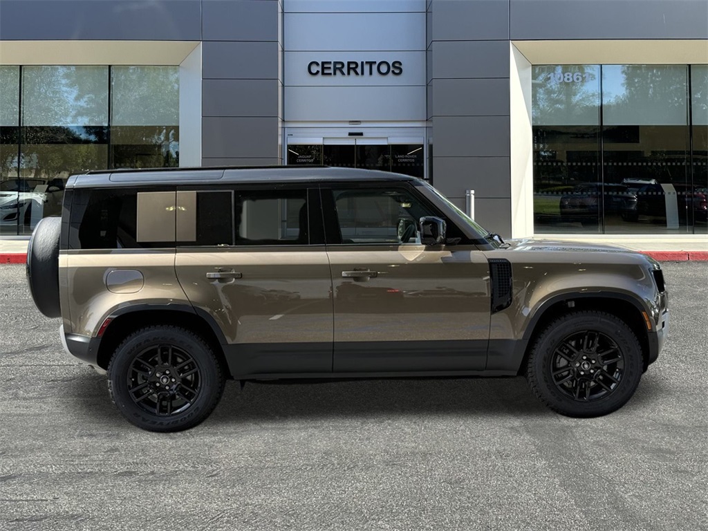 2025 Land Rover Defender 110 S photo 4