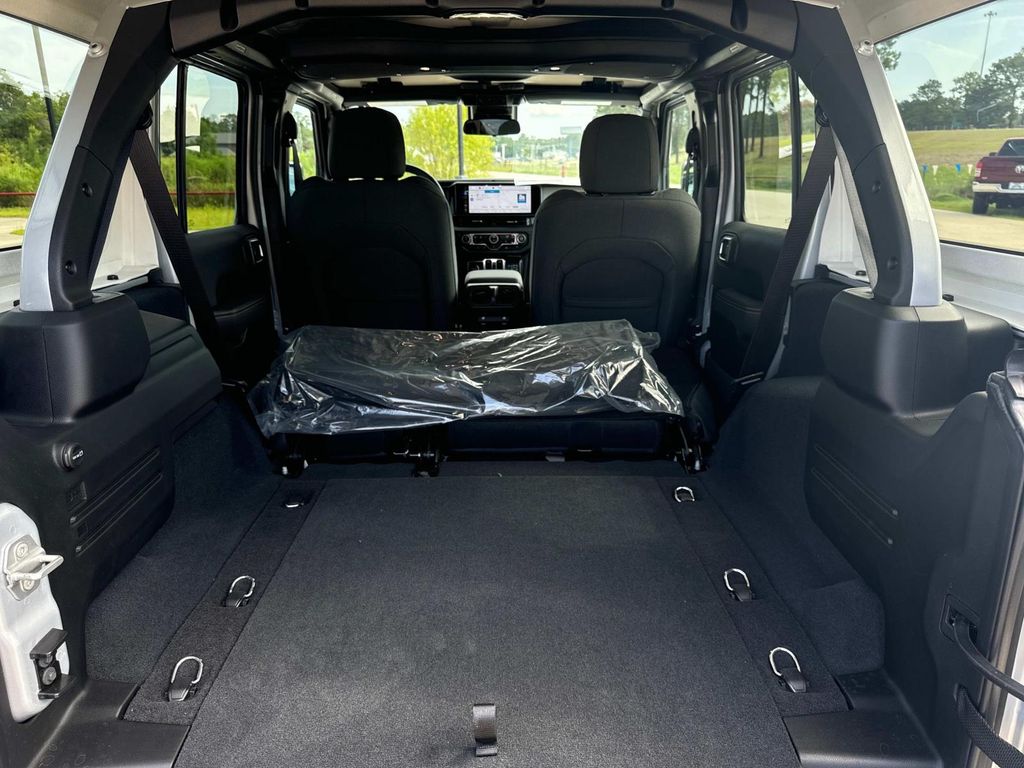 2024 Jeep Wrangler Sahara photo 6