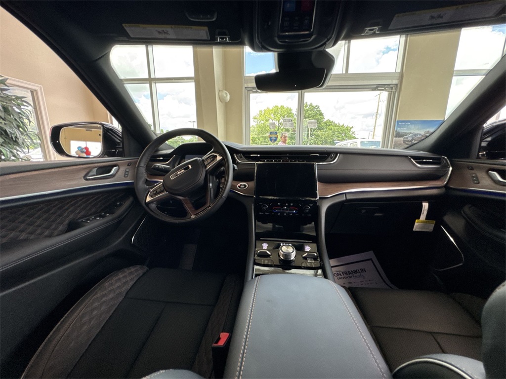 2025 Jeep Grand Cherokee Summit photo 10