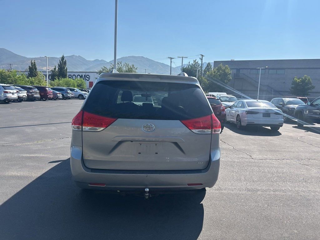 2014 Toyota Sienna XLE photo 4