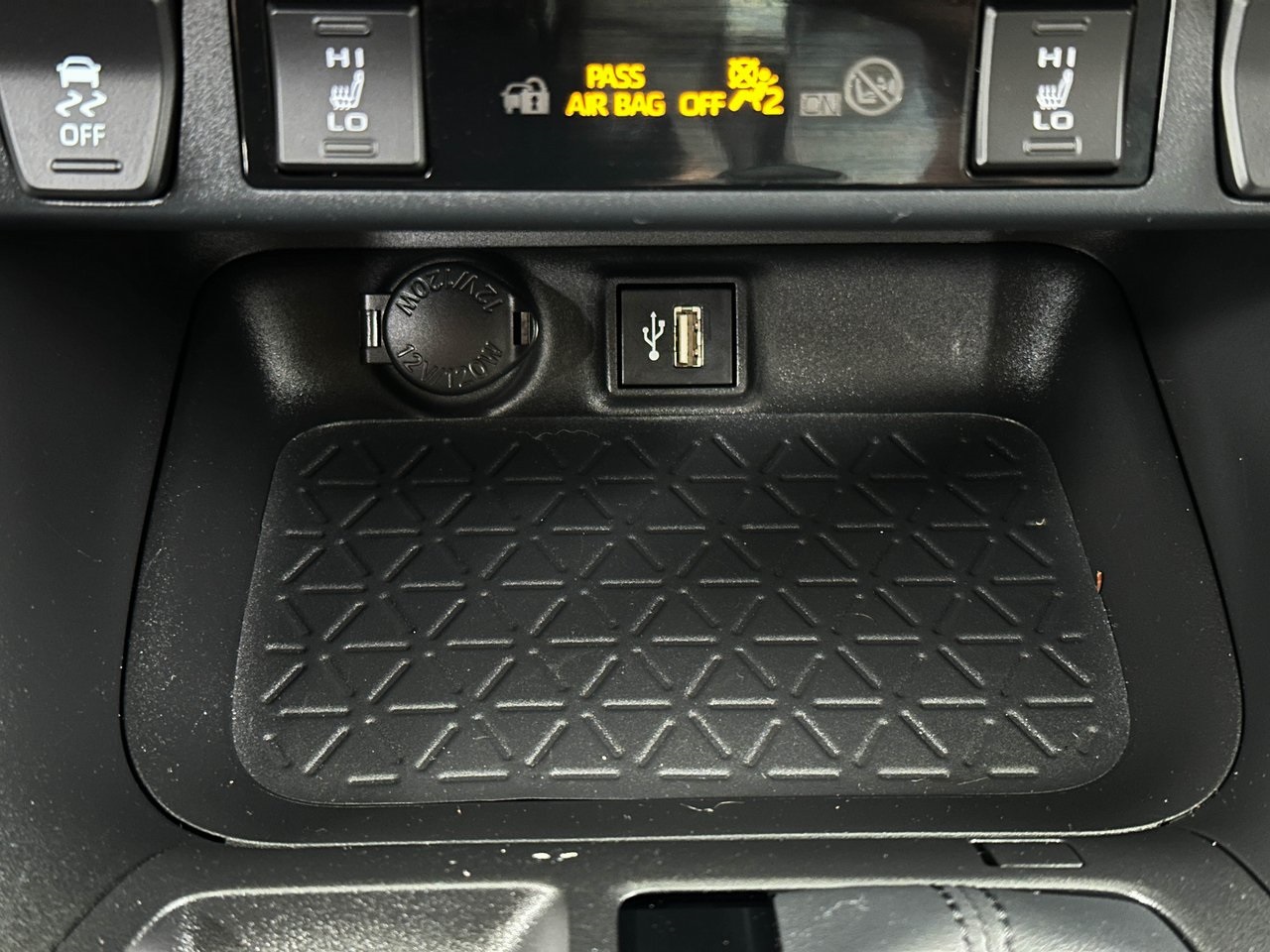 2023 Toyota RAV4 XLE Premium photo 9