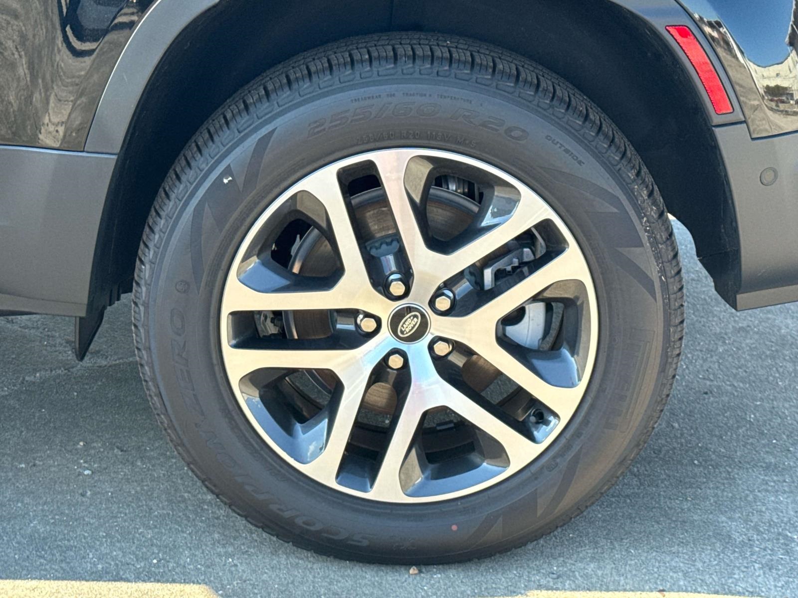 2025 Land Rover Defender 130 S photo 3