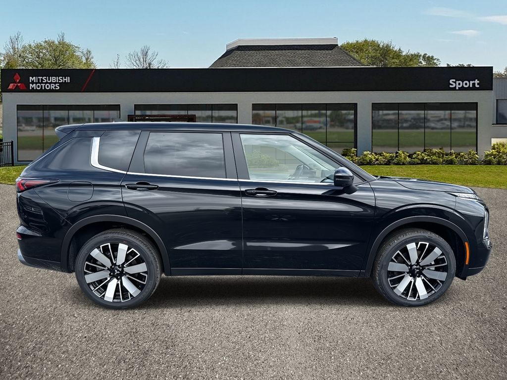 2025 Mitsubishi Outlander SE photo 2