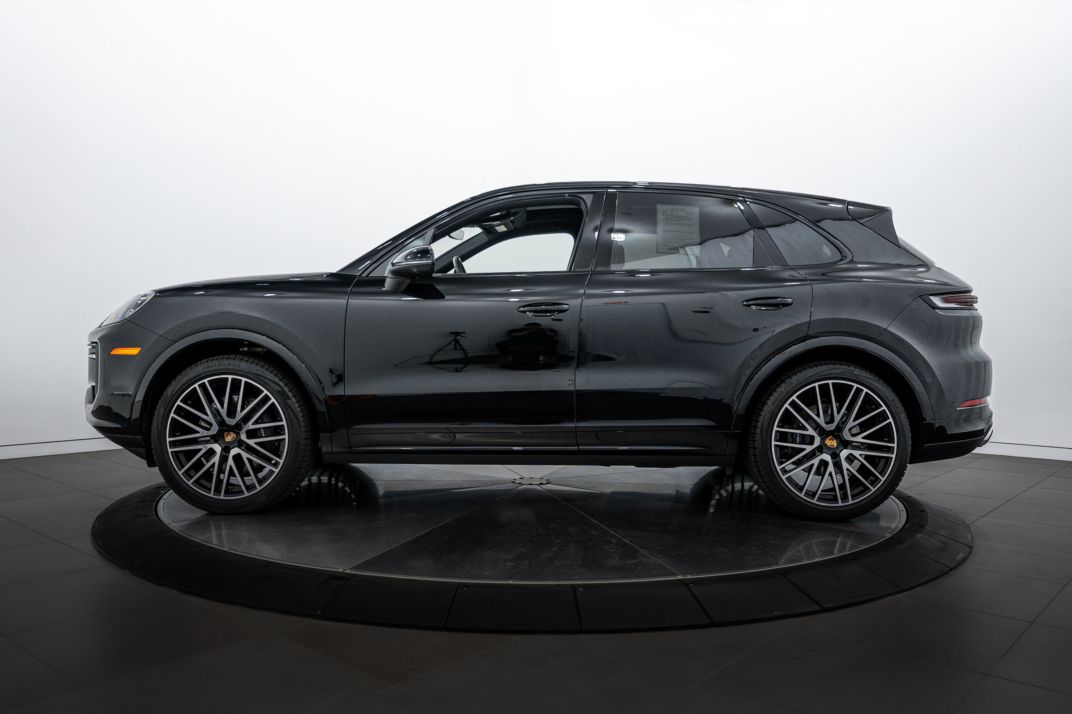 2025 Porsche Cayenne photo 2