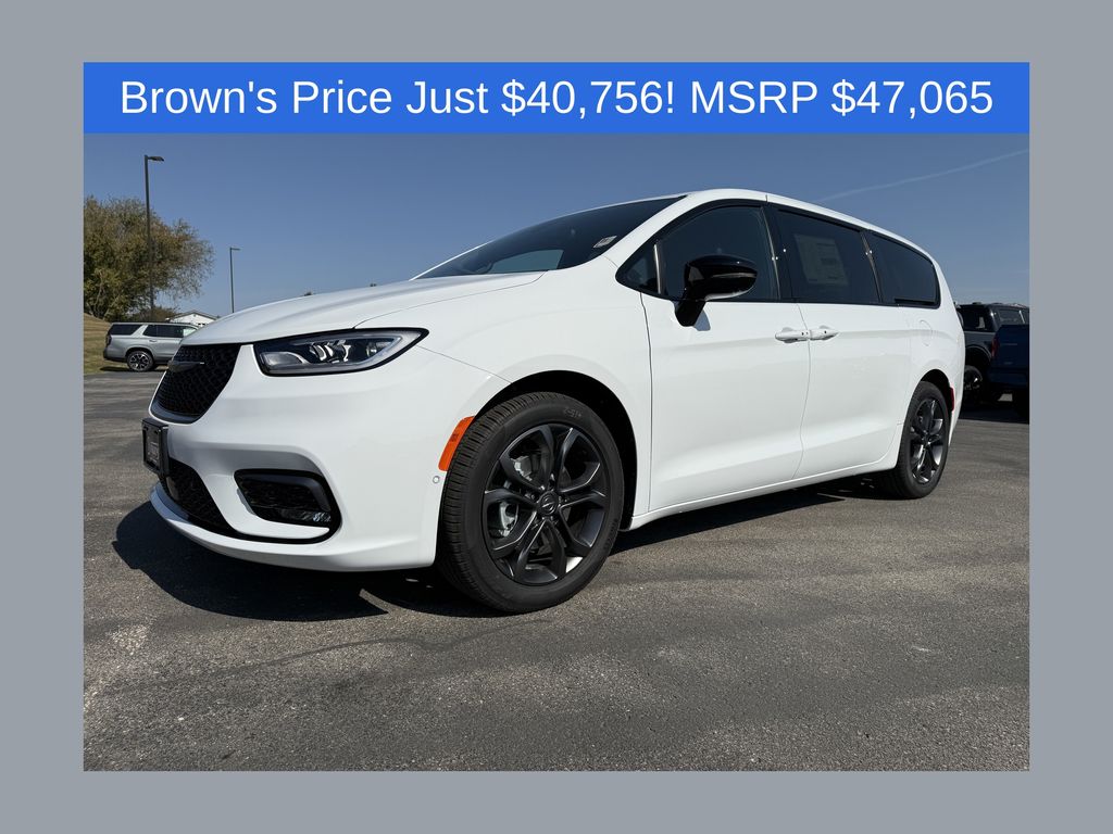 2026 Chrysler Pacifica Select's photo