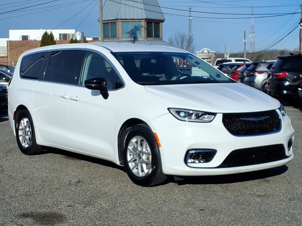 2024 Chrysler Pacifica Touring L's photo