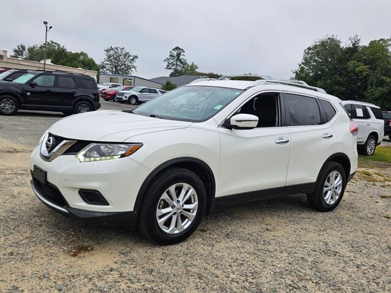 2016 Nissan Rogue SV photo 2