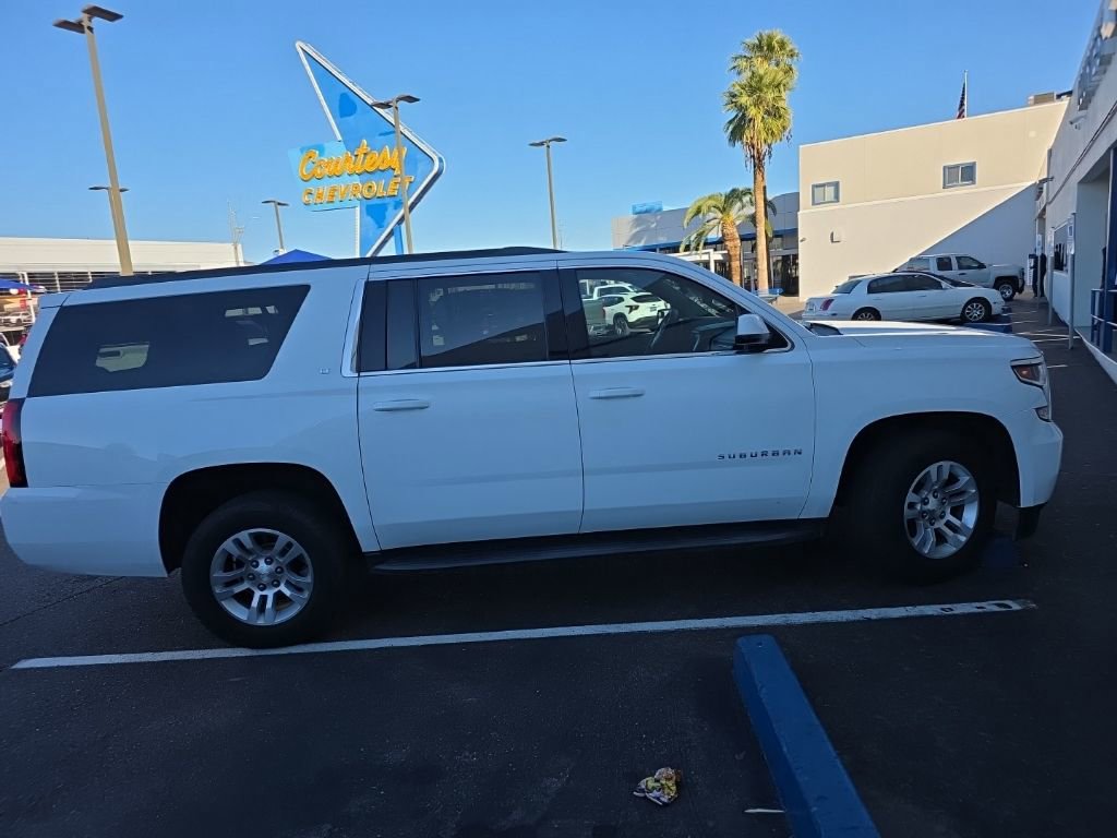 2019 Chevrolet Suburban LT photo 4