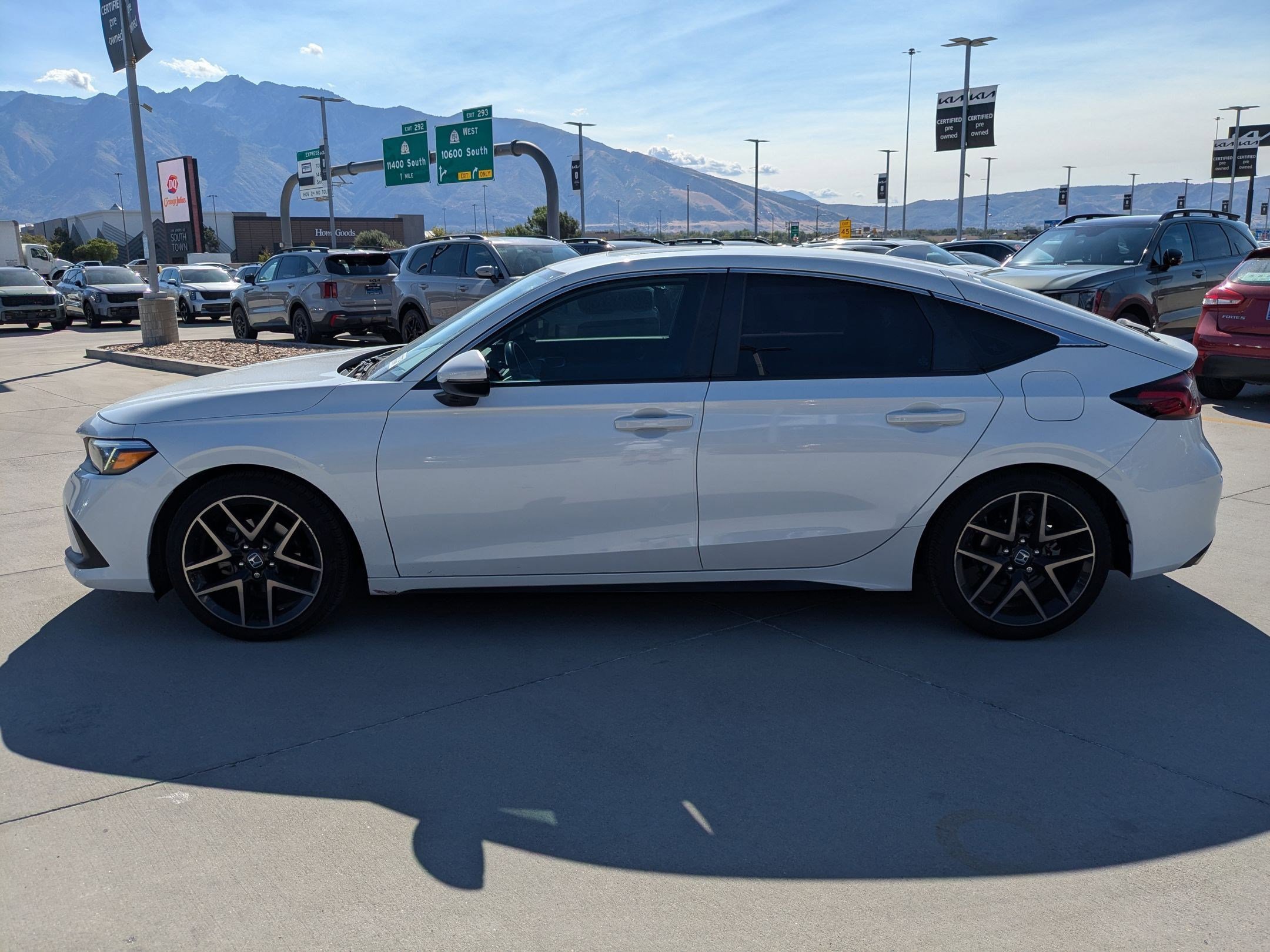 2022 Honda Civic Hatchback Sport Touring photo 2