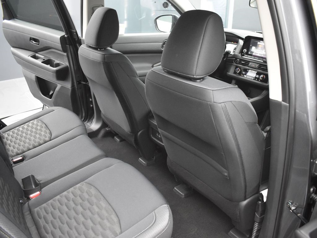 2025 Nissan Pathfinder S photo 18