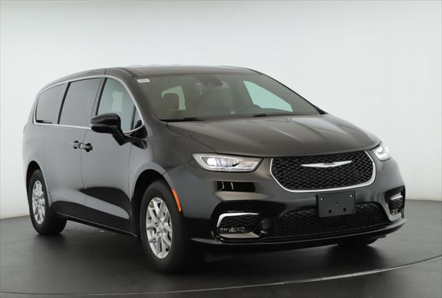 2026 Chrysler Pacifica Select's photo