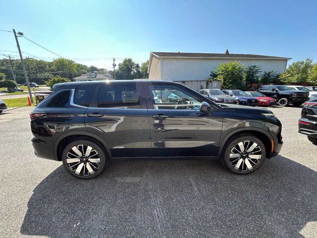 2025 Mitsubishi Outlander SE photo 2