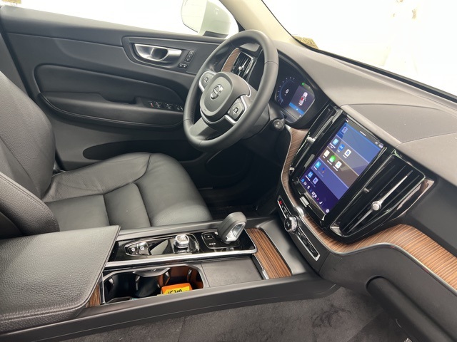 2022 Volvo XC60 B5 Momentum photo 23