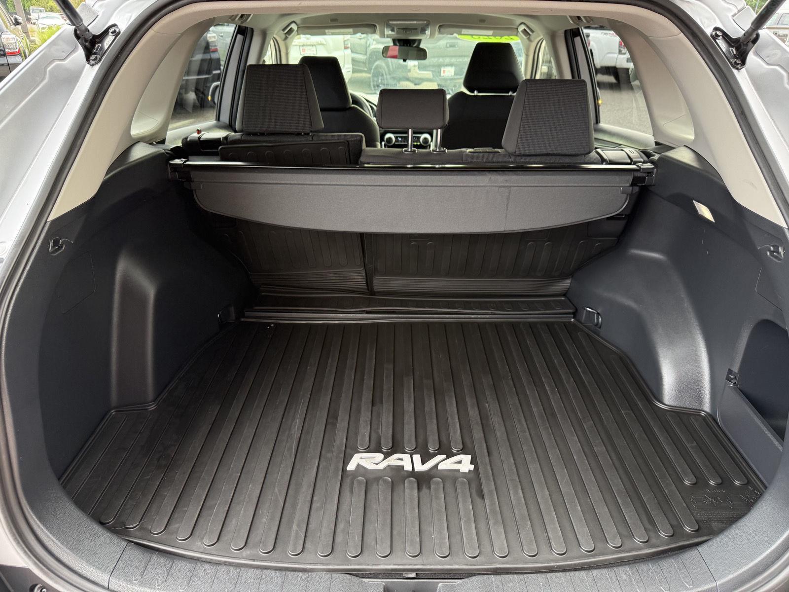 2023 Toyota RAV4 LE photo 5