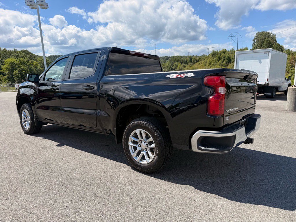 2023 Chevrolet Silverado 1500 LT photo 3