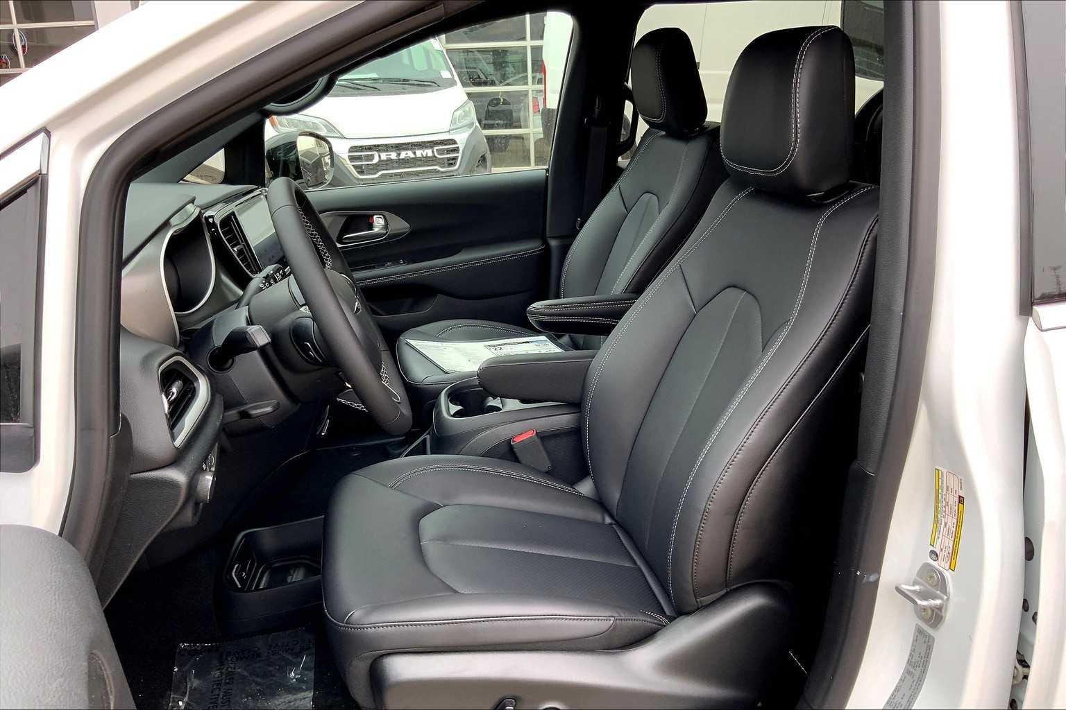 2025 Chrysler Voyager LX photo 9