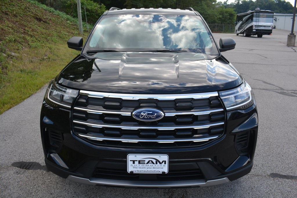 2025 Ford Explorer photo 2