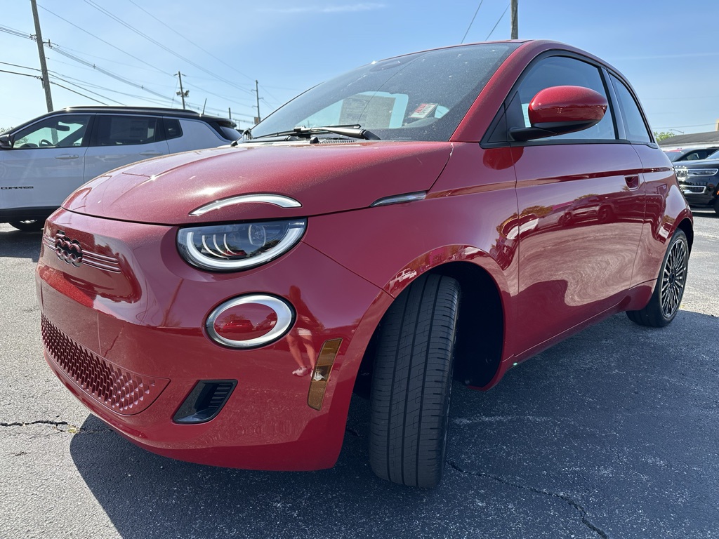 2024 Fiat 500e Red photo 4