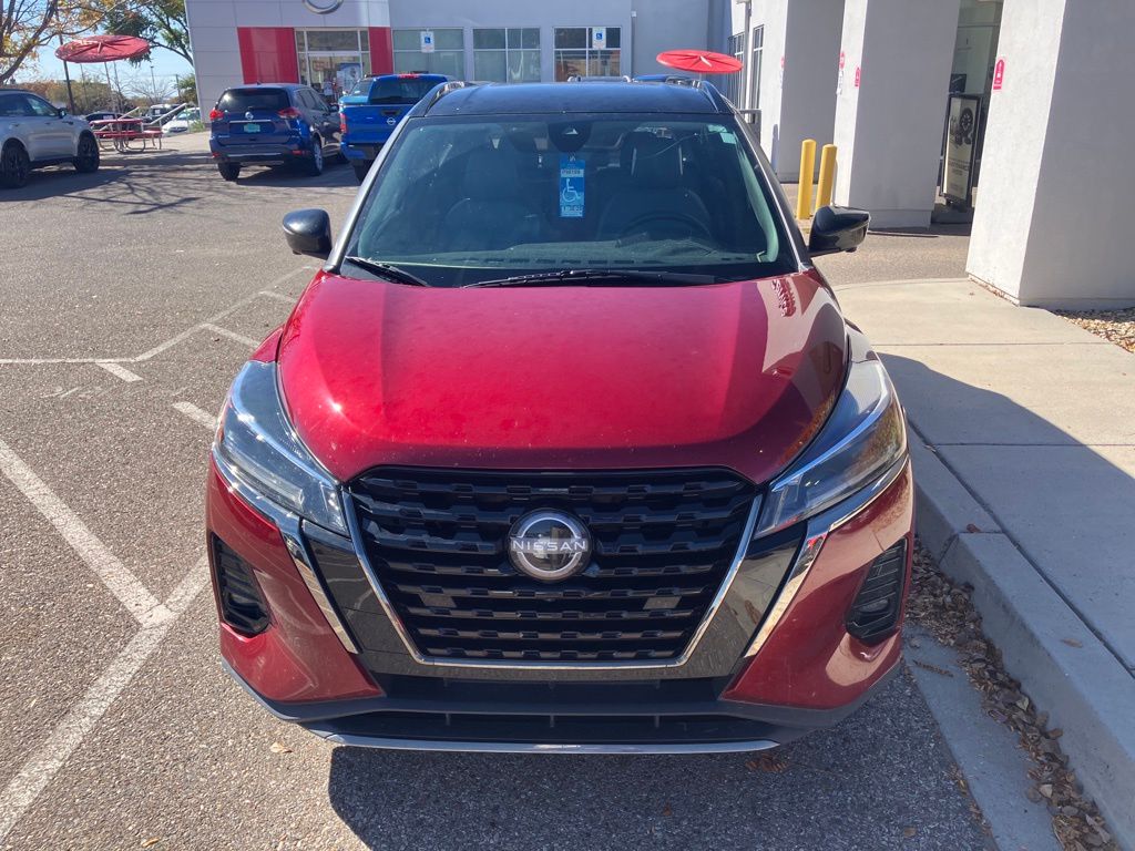 2023 Nissan Kicks SR photo 2