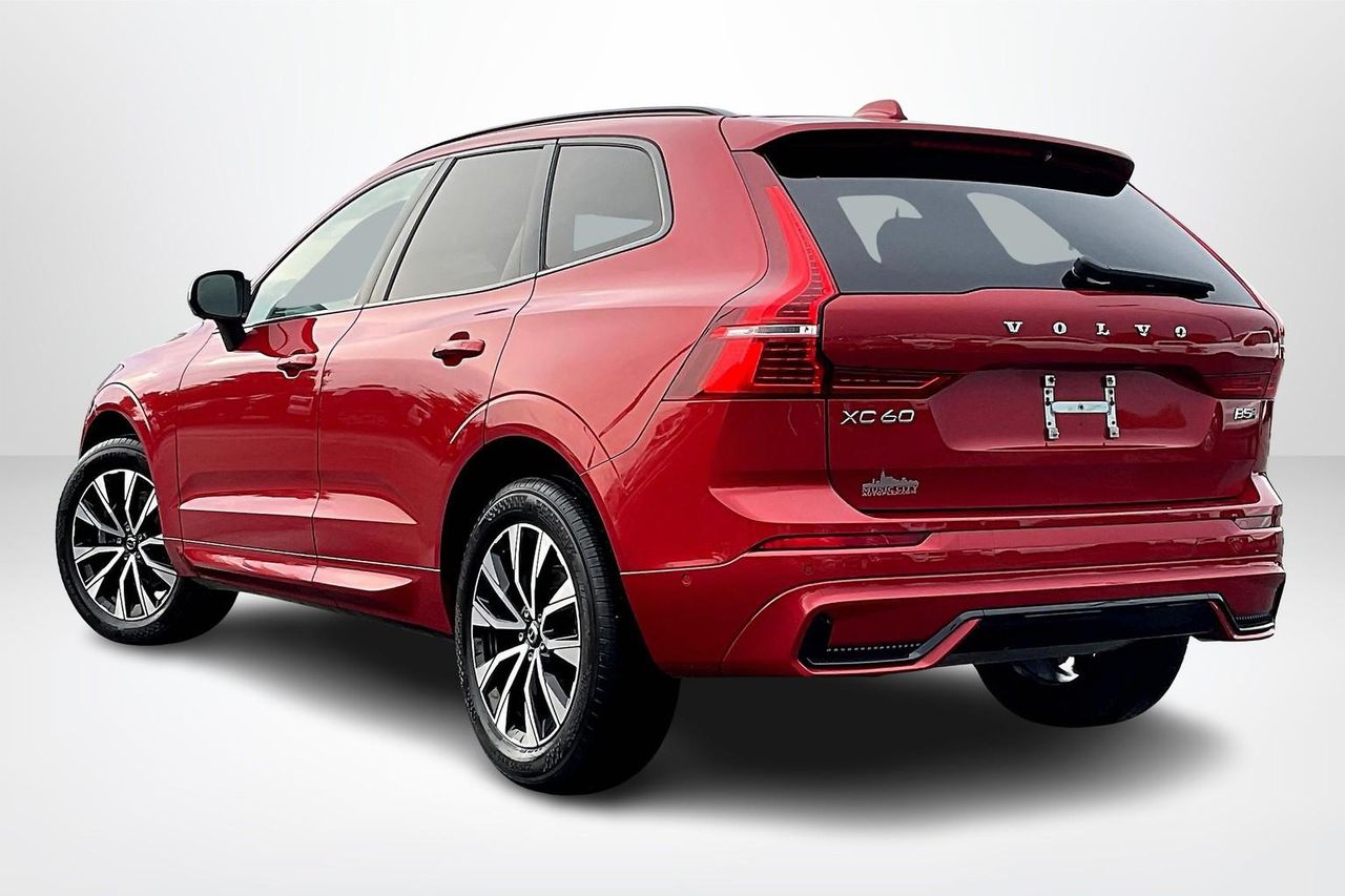 2023 Volvo XC60 B5 Plus photo 4