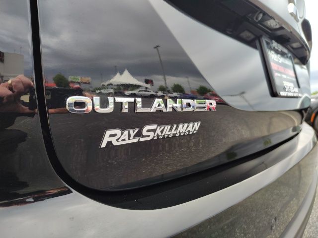2025 Mitsubishi Outlander ES photo 33