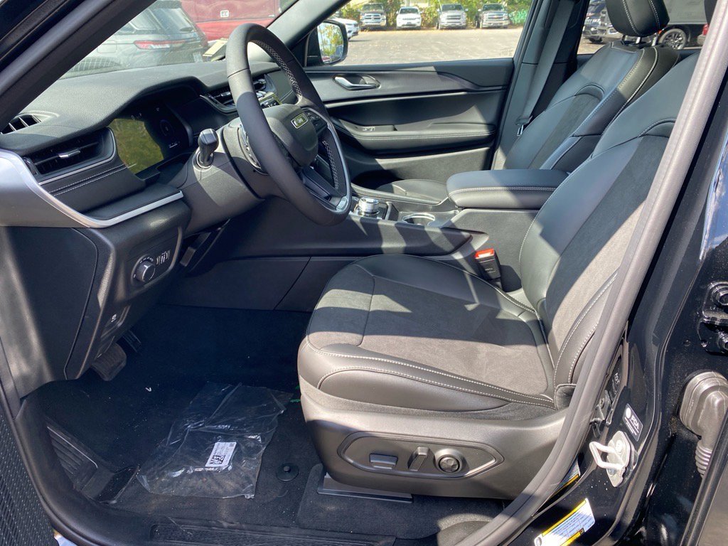 2025 Jeep Grand Cherokee Altitude X photo 3