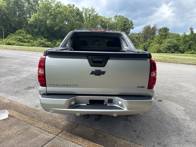 2011 Chevrolet Avalanche LT photo 3
