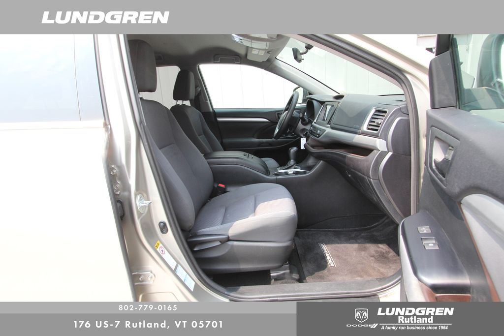 2015 Toyota Highlander LE Plus photo 9