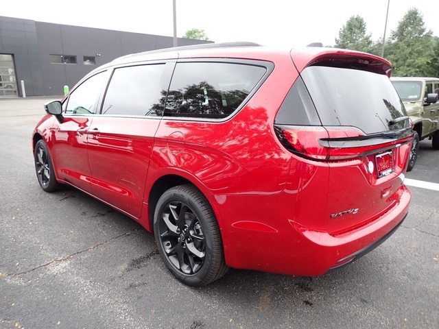 2026 Chrysler Pacifica Limited photo 2