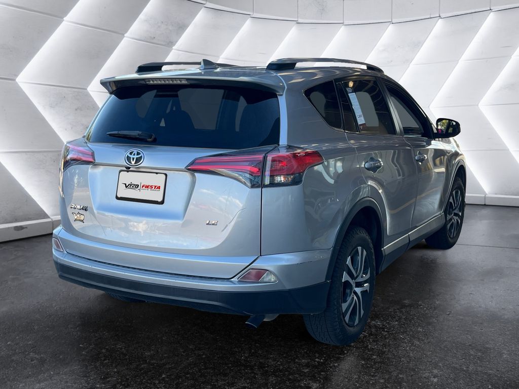 2018 Toyota RAV4 LE photo 4