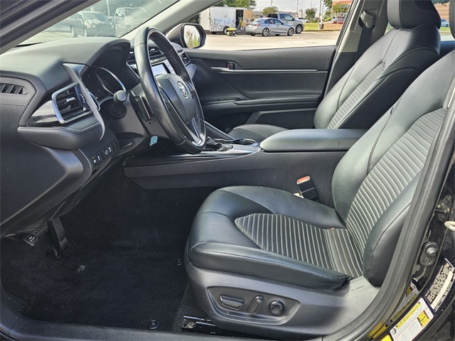 2020 Toyota Camry SE photo 5