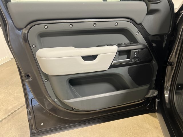 2025 Land Rover Defender 110 V8 photo 9