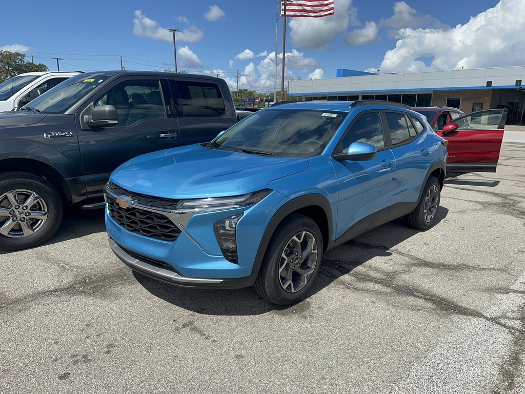 2025 Chevrolet Trax LT photo 2