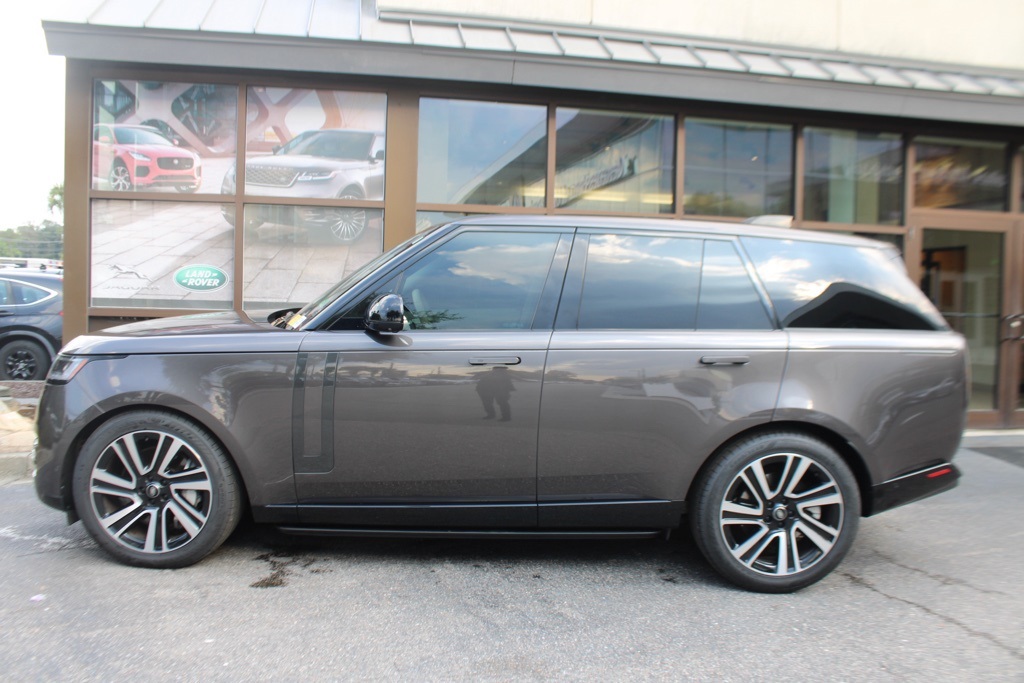2023 Land Rover Range Rover SE photo 2