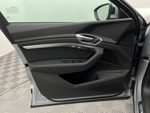 2022 Audi e-tron Premium Plus photo 32
