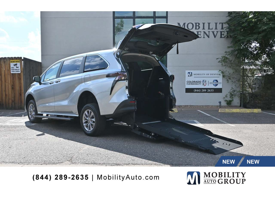 2025 Toyota Sienna LE's photo