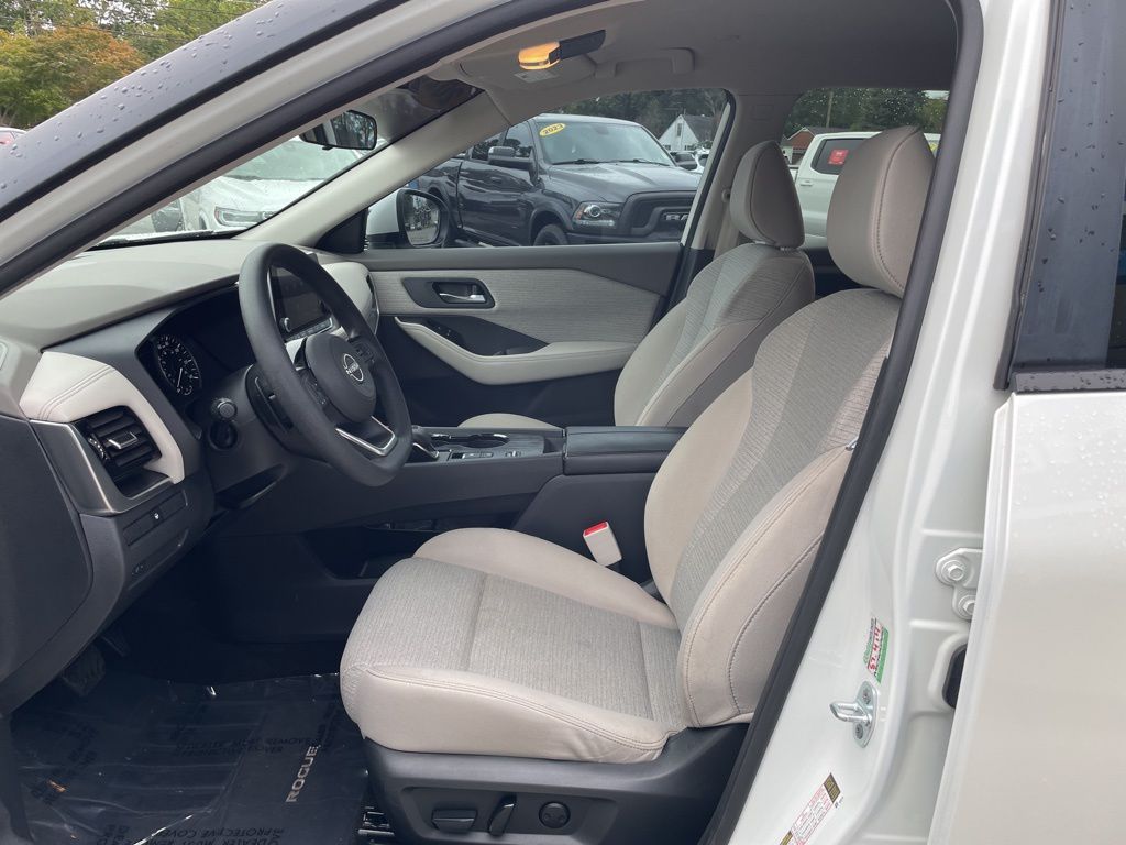 2023 Nissan Rogue SV photo 2