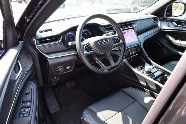 2025 Jeep Grand Cherokee Overland photo 12