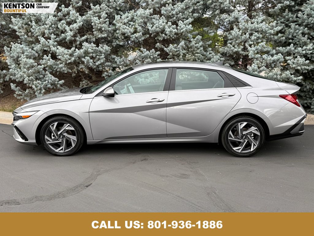 2025 Hyundai Elantra SEL Convenience photo 4