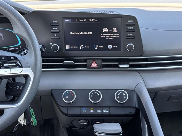 2025 Hyundai Elantra SE photo 3