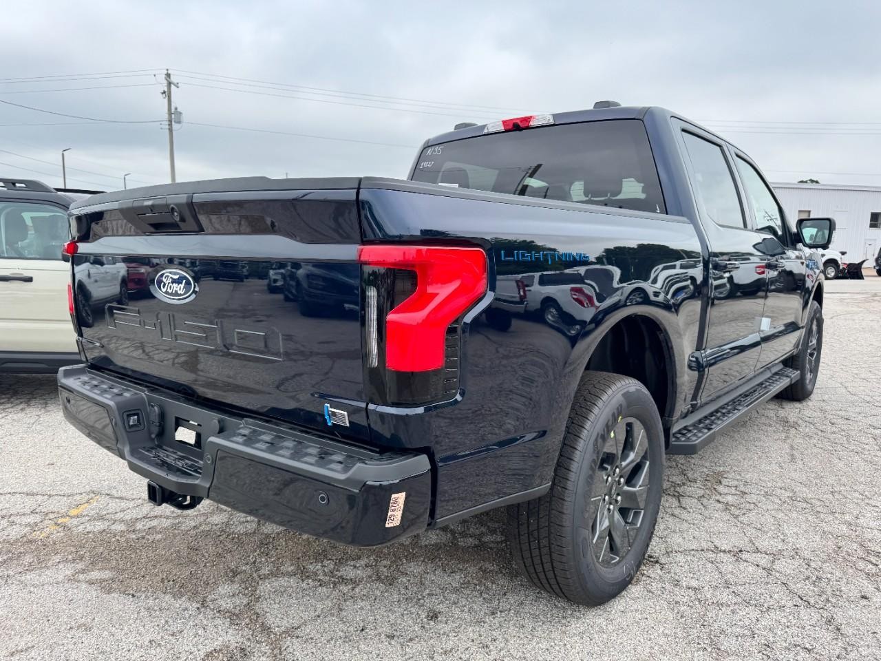 2025 Ford F-150 Lightning photo 3