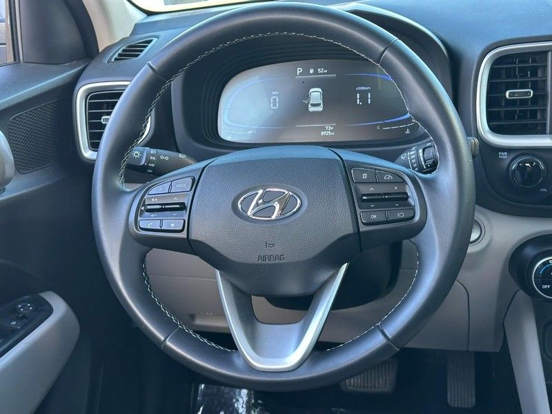 2024 Hyundai Venue SEL photo 12
