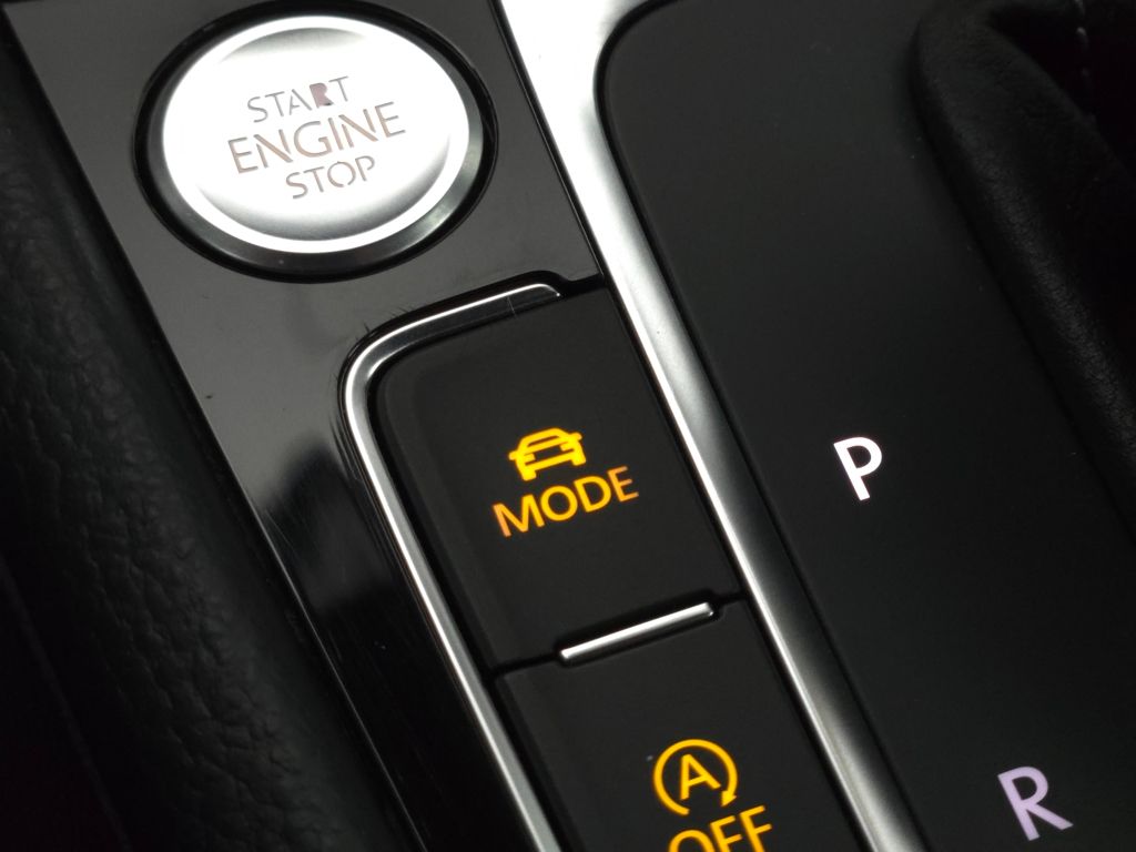 2018 Volkswagen Golf R 4Motion photo 4