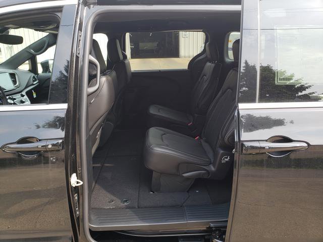 2025 Chrysler Voyager LX photo 9