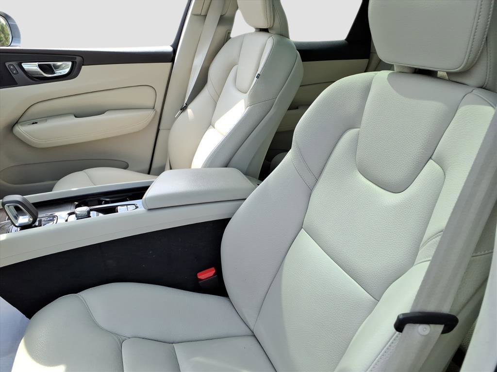 2022 Volvo XC60 B5 Momentum photo 11