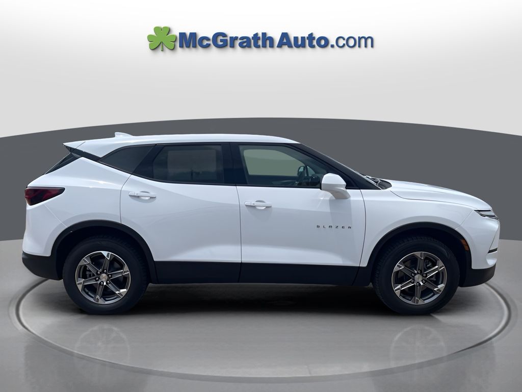 2023 Chevrolet Blazer 2LT photo 2