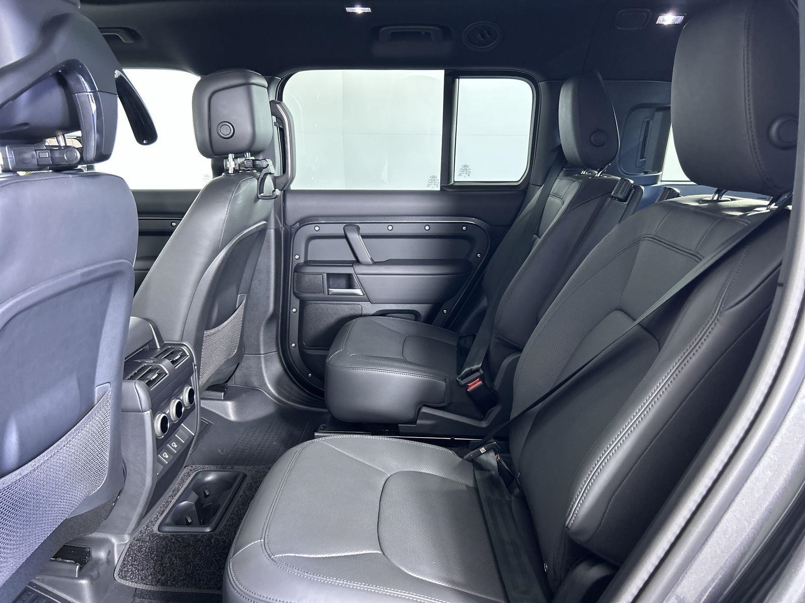 2025 Land Rover Defender 130 X-Dynamic SE photo 25