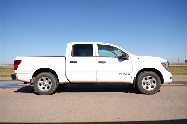 2021 Nissan Titan S photo 2