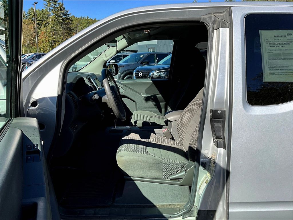 2017 Nissan Frontier SV photo 7