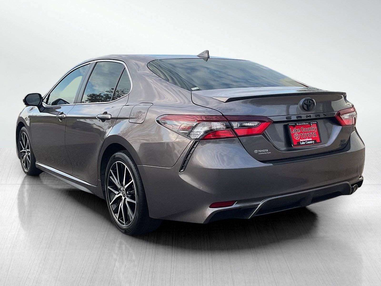 2021 Toyota Camry SE photo 3